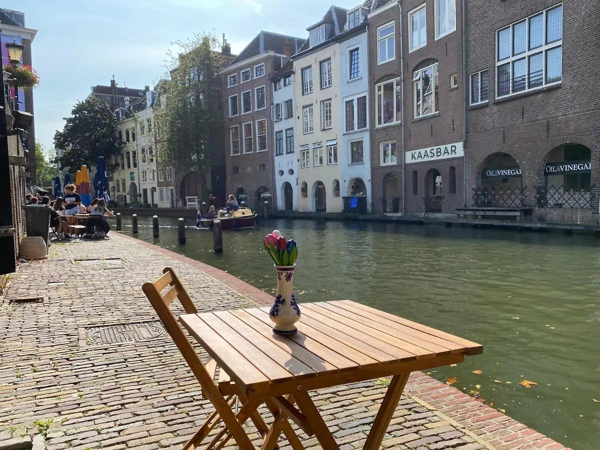 Alojamento de Acomodação e Pequeno-almoço Slapen Onder De Dom Acomodação com café da manhã Utrecht